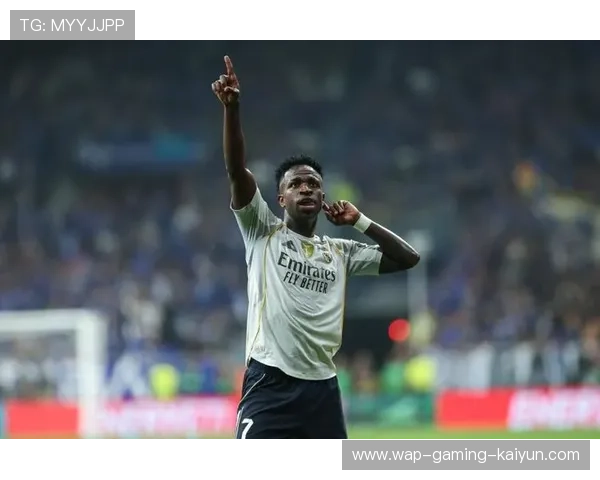 皇马前场配合华丽,维尼修斯趟过两人上演单挑佳作 皇马前场配合华丽,维尼修斯趟过两人上演单挑佳作