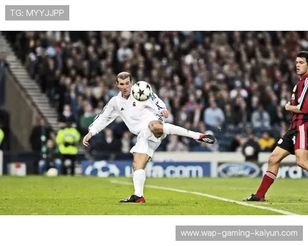 维尼修斯禁区内灵性扣球晃飞两人：一场训练改变你的控球命运